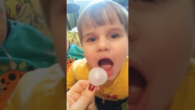 Дети лопают маленькие шарики смотреть онлайн