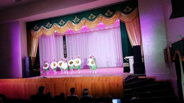 В районном ДК, танец Ромашки, 1 место заняли смотреть онлайн