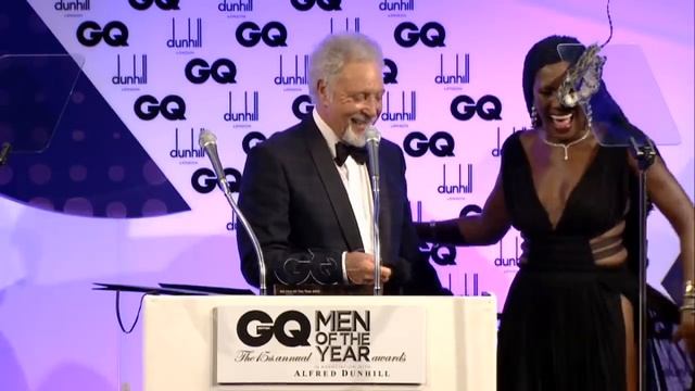 Grace Jones gives Tom Jones her knickers смотреть онлайн