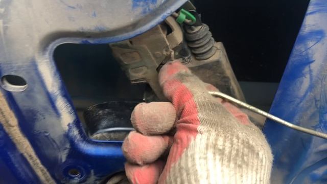 Как снять замок двери на автомобиле Рено Логан смотреть онлайн