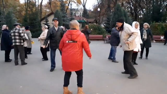 ЖЕНИТЬСЯ, НЕ ЖЕНИТЬСЯ!???/ТАНЦЫ В ПАРКЕ ГОРЬКОГО ХАРЬКОВ ОКТЯБРЬ 2021 смотреть онлайн