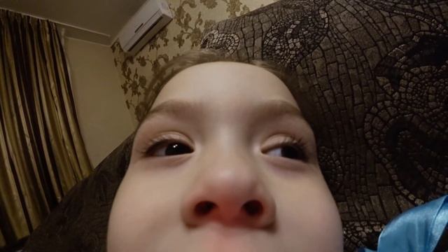 Алиса - знакомство с камерой. Детский видеоблог.