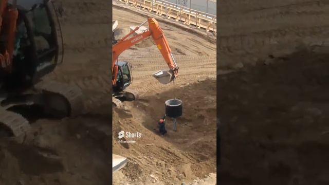 Откачивают воду насосом и устанавливают новый колодец #Shorts #колодцы #колодец #строители #прораб смотреть онлайн