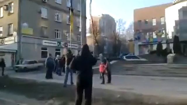 09.03.2014 Донецк. Снятие флага. Укрсиббанк. просп. Богдана Хмельницкого, 90 смотреть онлайн