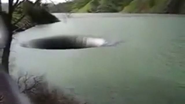 Шокирующая дыра в воде!!!!!!!!!!! смотреть онлайн