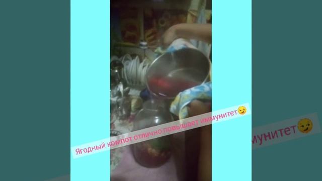 Юный шеф-повар варит вкусный компот )