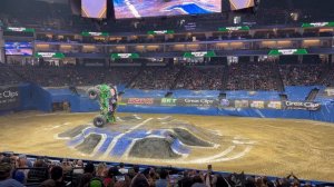 Монстер трак на двух колесах. Настоящий виртуоз