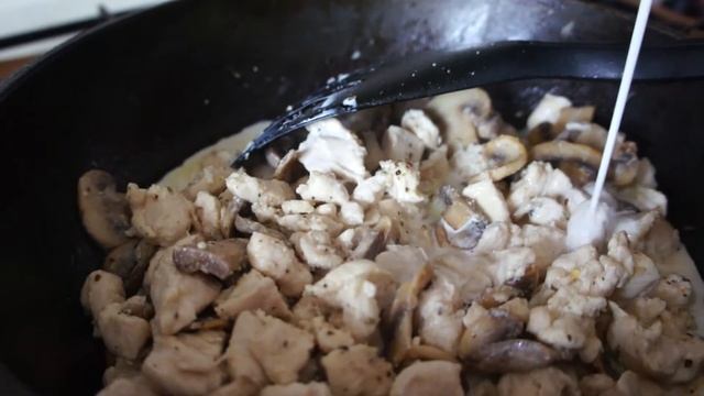 Макароны в сливочном соусе с курицей и грибами. Macaroni in cream sause with chicken and mushrooms. смотреть онлайн