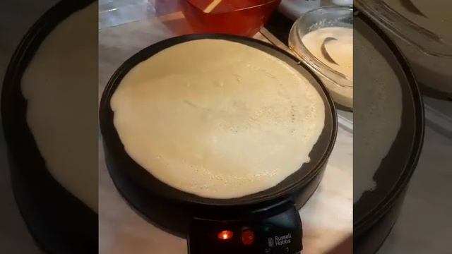 Как печь блинчики на блиннице How to make pancake on crepe maker. смотреть онлайн