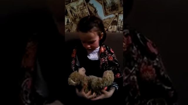 Стихотворение «Оборванного мишку утешала» смотреть онлайн