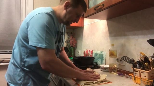 МИТЯЙ ГОТОВИТ ГРЕНКИ ИЗ ТОНКОГО ЛАВАША. 얇은 바지에서 복장. 來自微笑的衣服 смотреть онлайн