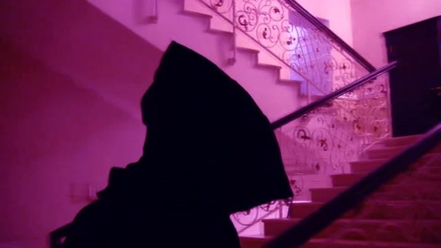 КАПЮШОН СПУСКАЕТСЯ ПО ЛЕСТНИЦЕ. КАЙЛО РЕН - КОСПЛЕЙ. МИСТЕРИЯ НИСХОЖДЕНИЯ ИСТИНЫ - ОСОЗНАНИЯ ПРАВИ смотреть онлайн