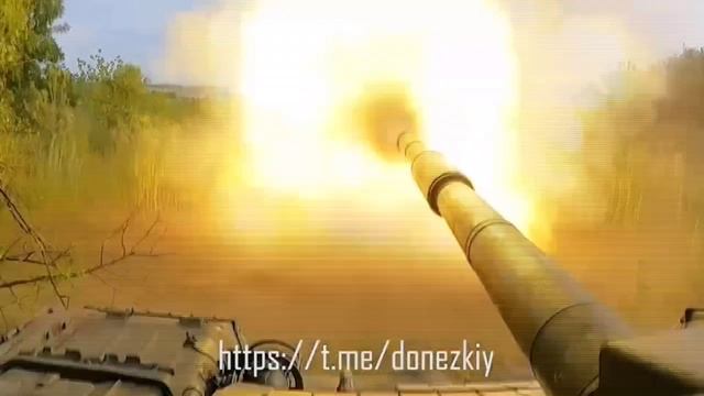 Танк Т-72БВ ведёт огонь по ВСУ на Лисичанском фронте.mp4 смотреть онлайн