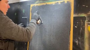 Интересная техника нанесения декоративной штукатурки! Разбивка на полосы с помощью малярной ленты!