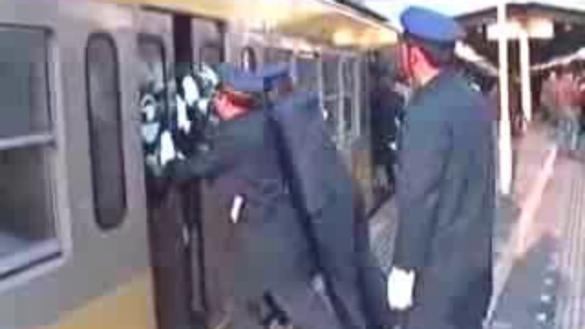 Запихивают в метро в Китае))) смотреть онлайн
