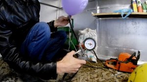 Надуваем воздушные шарики компрессором.