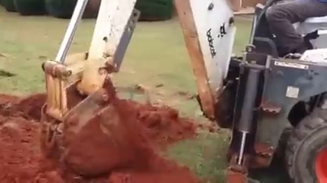Digging sewage with bobcat 863, backhoe 811 attachment смотреть онлайн