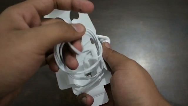 Apple Earpods With Lightning Connector Unboxing and Overview (Replaced) смотреть онлайн