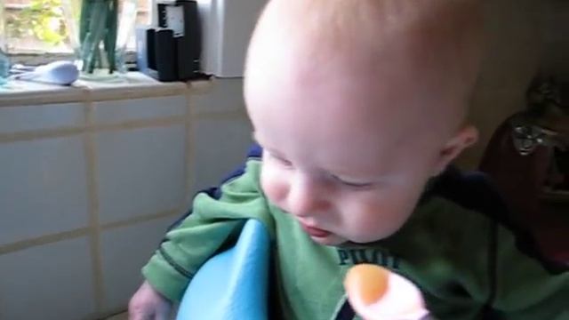 Funny Faces while Eating Pears-Make ya laugh! смотреть онлайн