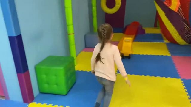 Детский развлекательный центр Zkids ВЛОГ Ангелина играет в развлекательном центре - ВИДЕО ДЛЯ ДЕТЕЙ