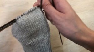 Самые простые женские варежки спицами