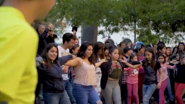 Flashmob "Zorba" en Plaza de armas | Fundación Mustakis смотреть онлайн