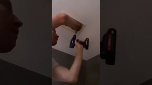 Установка акустической колонки в натяжной потолок с плотным примыканием к полотну.