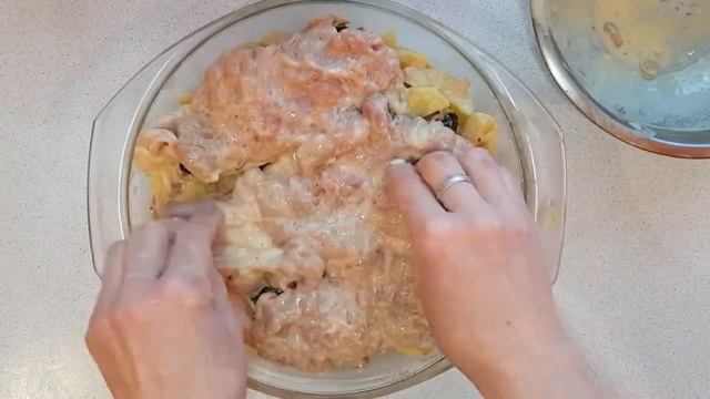 Нежнейшие_КУРИНЫЕ_БЕДРА_на_картофельной_подушке..mp4 смотреть онлайн