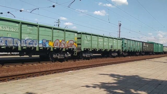 Электровоз ВЛ11.8-628 с длиннющим грузовым поездом на станции Святогорск смотреть онлайн