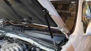 Замена амортизаторов капота TOYOTA PRADO 120 3.4