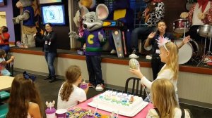 У меня День рождения с Чаки Чиз! Мне 8 лет! Ура!)