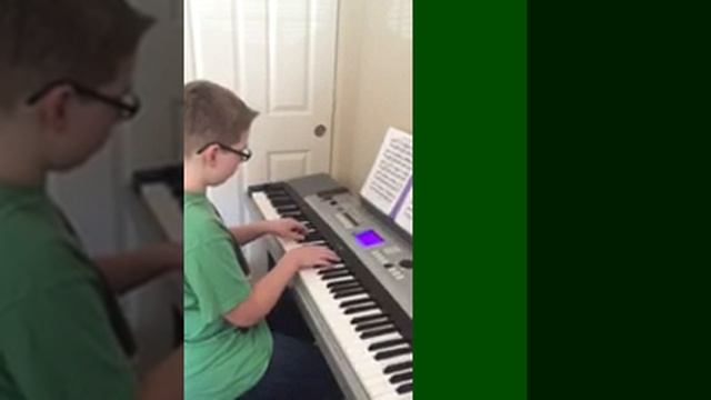 Серёжа играет "Неаполитанская песенка" смотреть онлайн