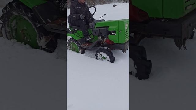 Мини трактор в глубоком снегу - КМЗ - Т10 - Застрял - Вылез - Снег по дну трактора - много снега смотреть онлайн