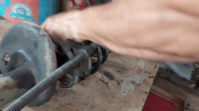 Пежо 308, замена передних стоик своими руками.