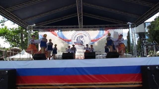 Народный любительский ансамбль танца ''Юность''. 'Праздничная плясовая' смотреть онлайн