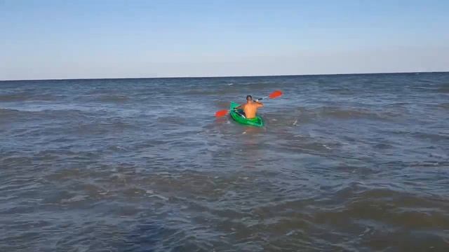 Заплыв по волнам на каяке смотреть онлайн