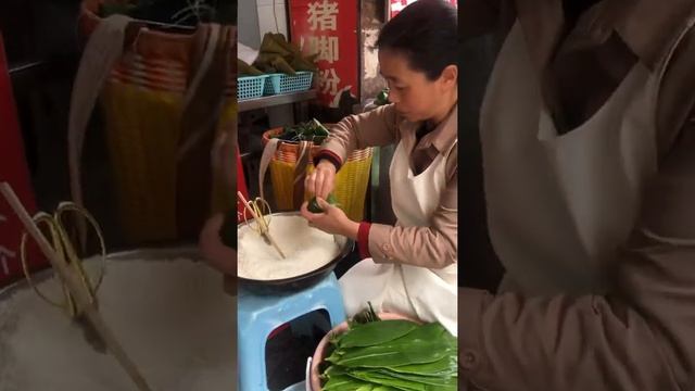 Клейкий рис, завернутый в бамбуковые листья традиционное лакомство в Китае смотреть онлайн