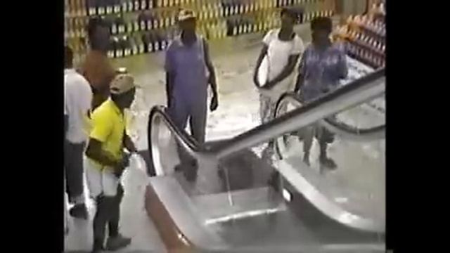 В первый раз увидел эскалатор \ Has For The First Time Seen The Escalator