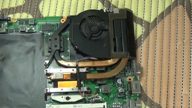 Lenovo IdeaPad Z580 не работает кулер вентилятор разборка замена термопасты смотреть онлайн