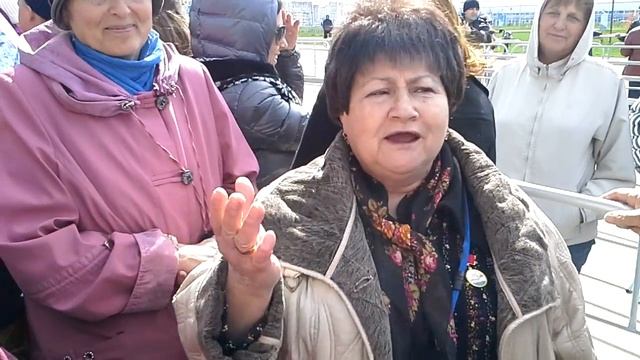 Как проводят врямя бабушки в очереди за билетами смотреть онлайн