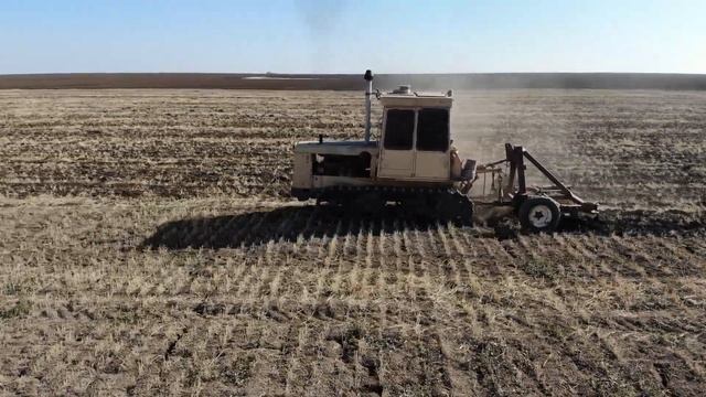Трактор ДТ-75 (Казахстан). Пашет зябь смотреть онлайн