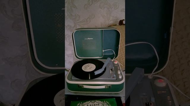 Проигрыватель "Молодежный" Сказка Малахитовая шкатулка. 1 часть смотреть онлайн