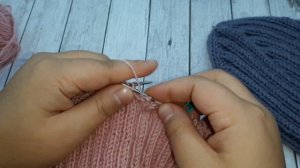 Шапка с интересной макушкой по диагонали. Шапка спицами