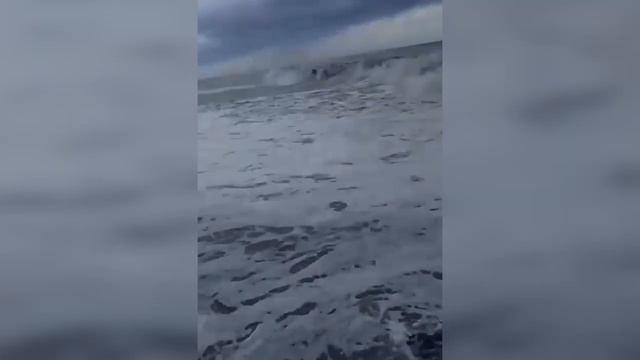 В Сочи спасатели в последний момент сумели вытащить из штормящего моря тонущего пловца смотреть онлайн