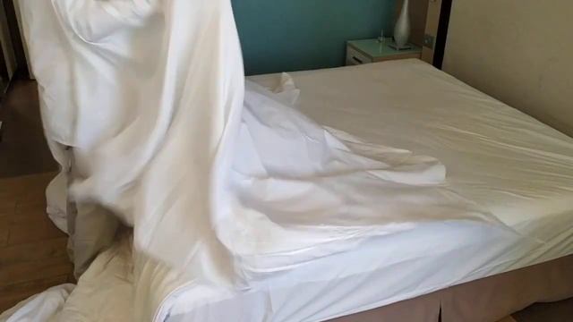 Как правильно застилают кровать в отеле смотреть онлайн