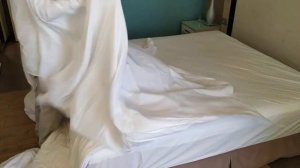 Как правильно застилают кровать в отеле