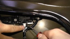 Снимаем ручку открытия двери Тойота Рав 4