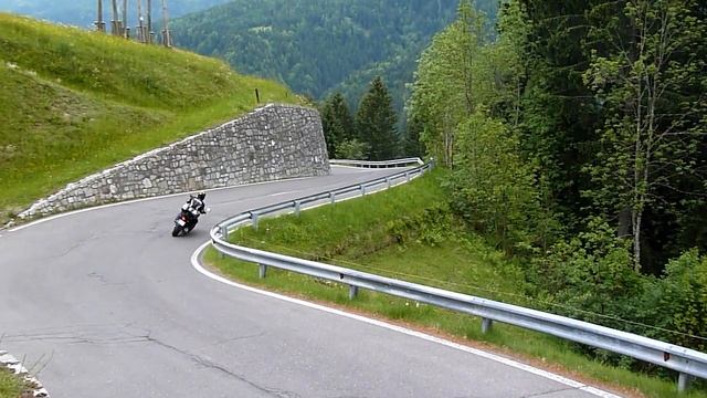Honda NC700X (2012) az Alpok kanyarjain смотреть онлайн