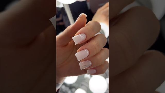 А вы любите минимализм в маникюре?#маникюробучение #shortvideo #школаманикюра смотреть онлайн