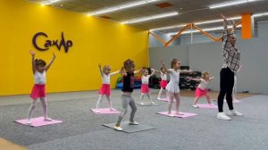 Танец для малышей. Урок танца для малышей. Дети классно танцуют в 3 года